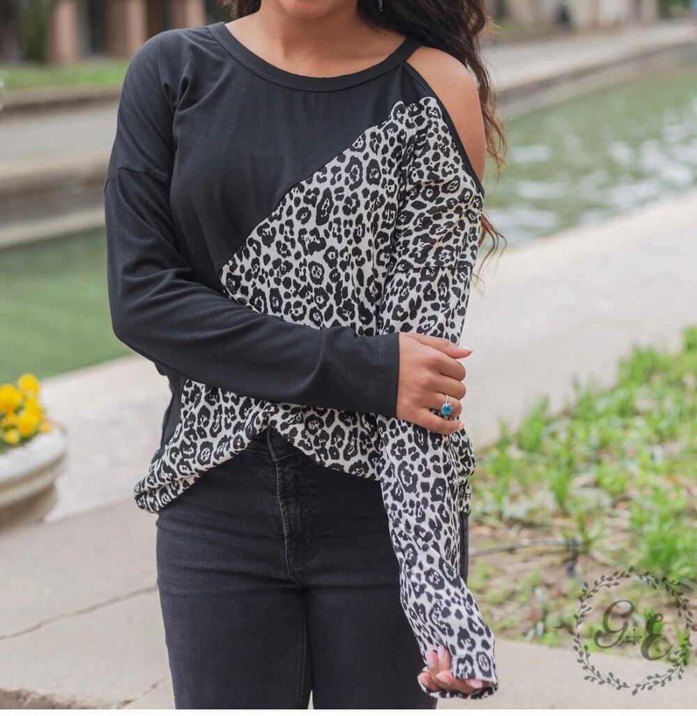 Grace & Emma Boutique Black & White Leopard Cut Out Shoulder Top | Women’s Large
